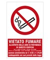 Cartello vietato  fumare all'aperto nelle aree di pertinenza di questo edificio