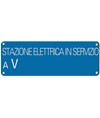 Cartello con scritta 'stazione elettrica in servizio a V__'
