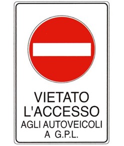 Cartello 'vietato l'accesso agli autoveicoli a g.p.l.'