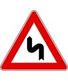Cartello stradale doppia curva a sinistra