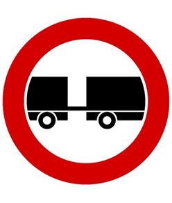 Cartello transito vietato ai veicoli con rimorchio