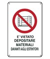 Cartelli di divieto  'è vietato depositare materiale davanti agli estintori''