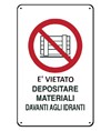 Cartelli di divieto  'è vietato depositare materiale davanti agli idranti'