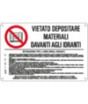 Cartelli di divieto 'vietato depositare materiali davanti agli idranti'