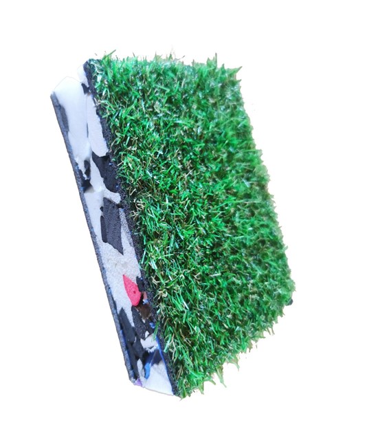Pavimento antitrauma rivestito in erba sintetica
