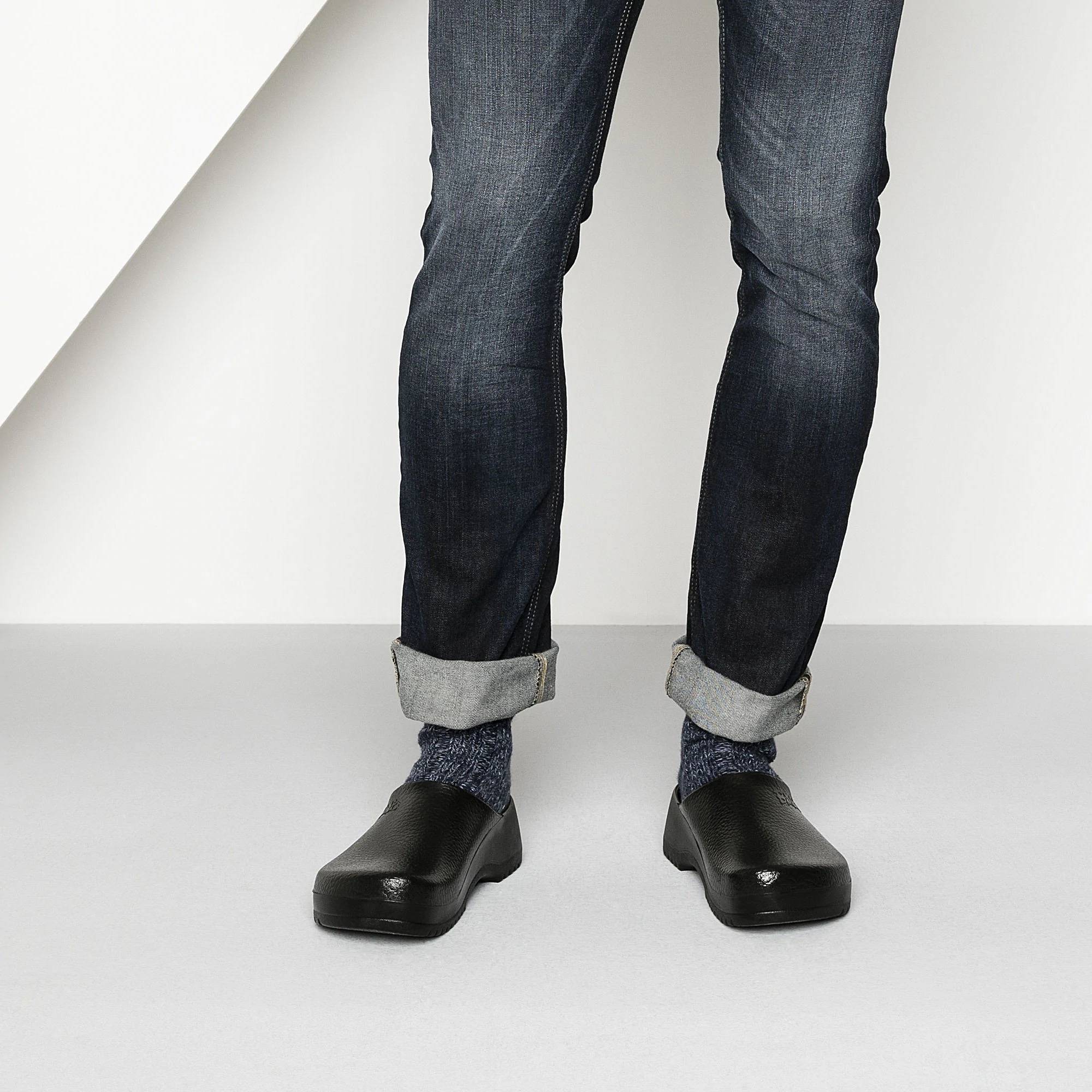 Zoccoli da lavoro neri Birkenstock: abbinamento con jeans